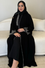 عبايه مطرزه ابيض
